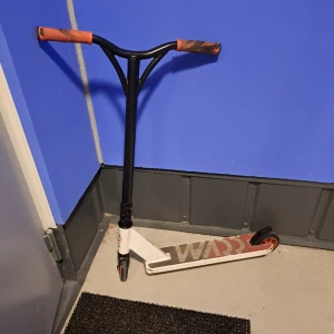 Warp pro sparkcykel - Jag säljer min warp pro sparkcykel. Har använt den när jag var yngre men den används inte längre. Den är bra skick förutom några repor. Men annars så funkar den perfekt. Original pris: 800kr  Mitt pris: 350kr Hämtas i Fruängen