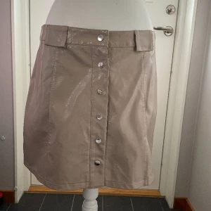 Beige kjol  - Så fin kjol från bikbok. Använd ett par gånger.🤍