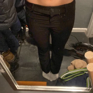 Kostymbyxor  - Säljer dessa jättefina kostymbyxorna från ryvls. Dom är även Lågmidjade. Skriv för fler bilder