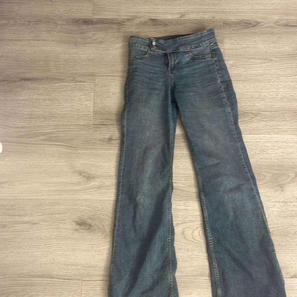 Snygga low Waits hm jeans med cool midja, använda runt 3 gånger och tvättade 1 gång. Lite korta på mig men jag är 173. pris kan diskuteras . Jeans & Byxor.