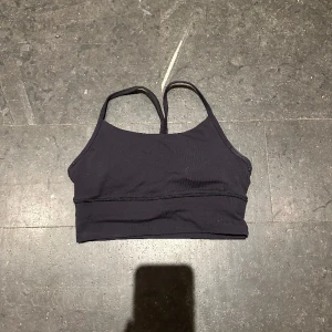 Sport bh soc 🖤 - Så så fin sportbh men den kommer inte till användning längre. Skick 9/10 skulle jag säga! Inga defekter eller så bara att den är använd en del gånger. Försten till kvarn ❤️