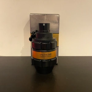Spice bomb extreme 50 ml - Köptes från Zalando för cirka en månad sen å ytters litet använd (ca 48 ml kvar)eftersom jag sedan fick en större i på jul afton.