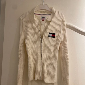 Tommy hilfiger tröja - Säljer denna köpt på johnells. Knappt använd. 