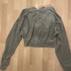 Kofta - Säljer denna kofta i storlek XS, det är som en Mag tröja.