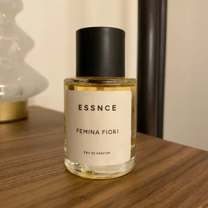 ESSNCE- Femina fiori - Nästintill oanvänd parfym från märket ESSNCE. Doften är Femina Fiori som är inspirerad av Armani Sí fiori 🤍 50ml