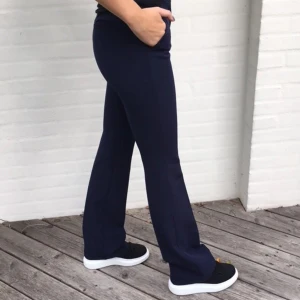 Lågmidjade kostymbyxor - Mörkblå lågmidjade kostymbyxor från design by si, typ helt oanvända 🙃