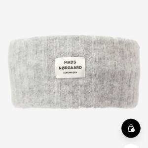 Skitsnyggt och fint stickad pannband från designern Mads Norgaard, supersnygggt och inne!!