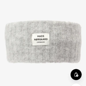 Pannband Mads Norgaard - Skitsnyggt och fint stickad pannband från designern Mads Norgaard, supersnygggt och inne!!