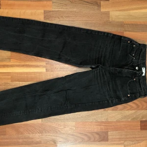 Raka jeans  - Raka jeans från Gina tricot. Sjukt snygga jeans som tyvärr är för små för mig nu, i stl 32. Fraktkostnad tillkommer 