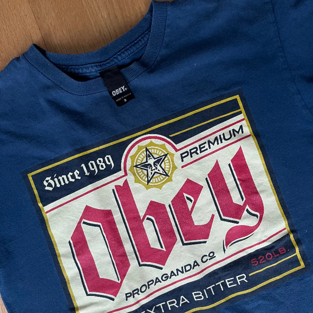 Vintage Obey t-shirt i mycket fint skick! Skulle säga att den är rätt så liten i storleken!. T-shirts.