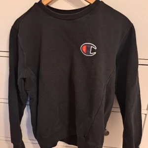 Sweatshirt - Svart sweatshirt från champions