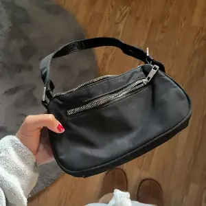 Jätte söt svart handväska!! Säljer då den ej används 🤍🤍