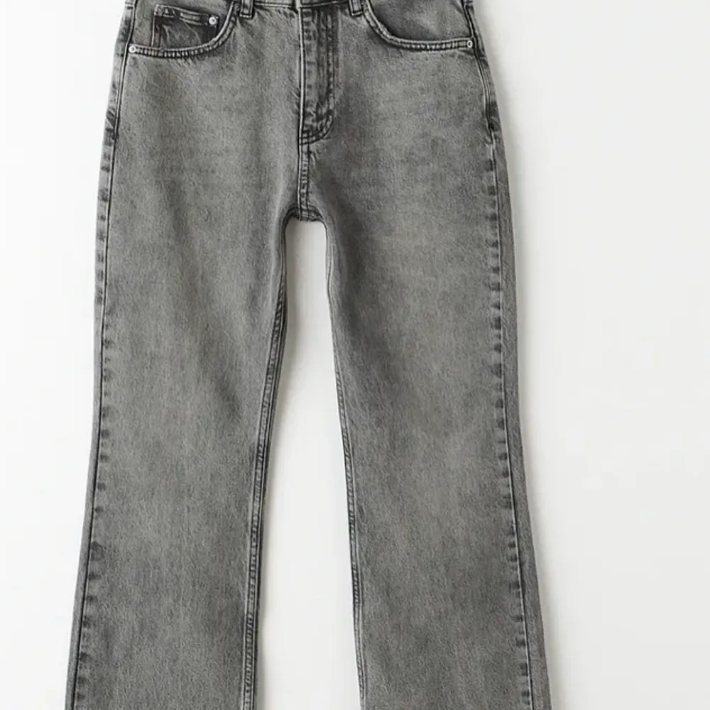 Hej! Säljer dessa full length petite flare jeans från Gina tricot. Dessa jeans är mid Waist och säljer för det är för små 🖤🤍full pris 499. Jeans & Byxor.