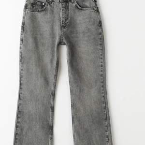 Hej! Säljer dessa full length petite flare jeans från Gina tricot. Dessa jeans är mid Waist och säljer för det är för små 🖤🤍full pris 499
