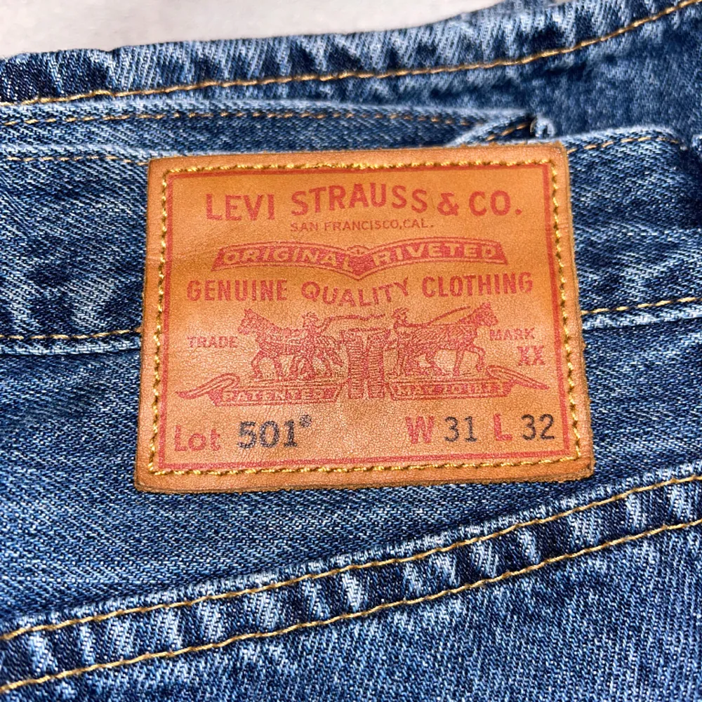 Levis 501 Jeans i strl 31w 32l sitter lite mindre i midjan, snarare 29/30w, nyskick använda max tre gånger. Skriv vid frågor eller funderingar!. Jeans & Byxor.