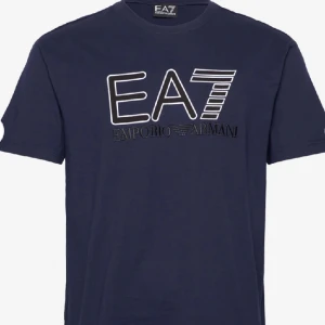 T-shirt  - Bra skicka pris kan diskuteras 