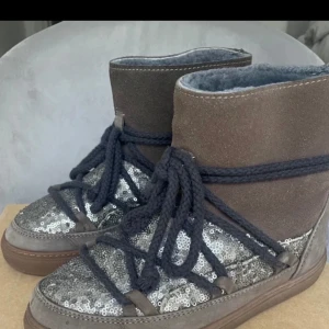 Iunikkis - Säljer mina inuikii som är limited edition eftersom jag tyvärr växt ur dem. Skorna är i bra kvalitet kom privat för mer bilder eller information möta i Stockholm om man vill mötas :)❤️❤️❤️🥰🥰