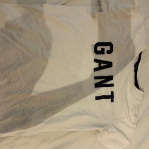 Vit gant tröja  - Vit gant tröja helt ny skick  med blå text 