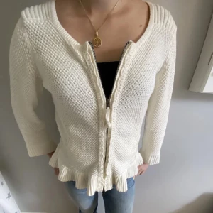 Jätte gullig odd Molly kofta!!💓🙌🏼 - Lånade bilder av tjejen jag köpte av! Säljer ni denna jätte fina odd Molly koftan med volang. Skriv för funderingar eller fler bilder💓💓💓Knappt använd! Den är storlek M men passar även S!  