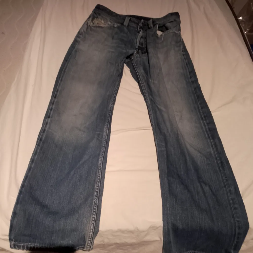 Storlek 31 i midjan. Mycket bra skick. Säljes för magen har blivit för stor.. Jeans & Byxor.