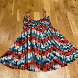 Klänning - Bekväm och färgglad klänning. Säljer pga stor garderobrensning. Kika gärna på mina andra annonser, säljer mycket. Samfraktar gärna:) 