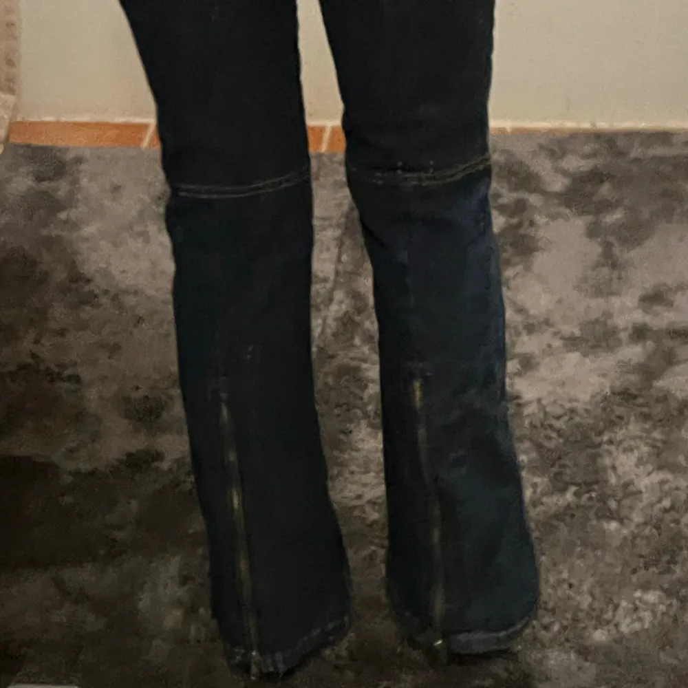 Här har vi ett par vintage low waist utsvängda jeans från pops vintage!  Dom är i väldigt bra skick och inte använda så mycket!  Passformen är bra väldigt stretchiga tyg och dom har en snygg detalj på bakbenen! 🪩. Jeans & Byxor.