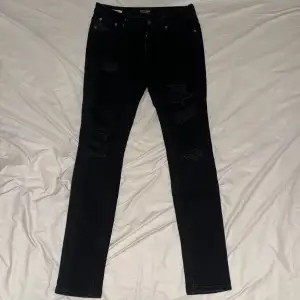 28/32 jack jones svarta(skinny fit/Liam ) helt nya jeans som kommer inte till användning. Säljer för halva priset ! Passar perfekt för fest outfit!