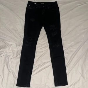 Jack & Jones skinny fit/ Liam  - 28/32 jack jones svarta(skinny fit/Liam ) helt nya jeans som kommer inte till användning. Säljer för halva priset ! Passar perfekt för fest outfit!
