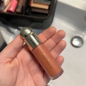 Rare beauty blush - Rare beauty blush i färgen Virtue. Använd ca 10 gånger. Ni ser hur färgen ser ut på sista bilden. Nypris 389kr. Säljer för 230kr 