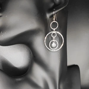 Handgjorda örhängen  - Min mamma tillverkar och designar egna smycken. De är 4.5 cm långa. 