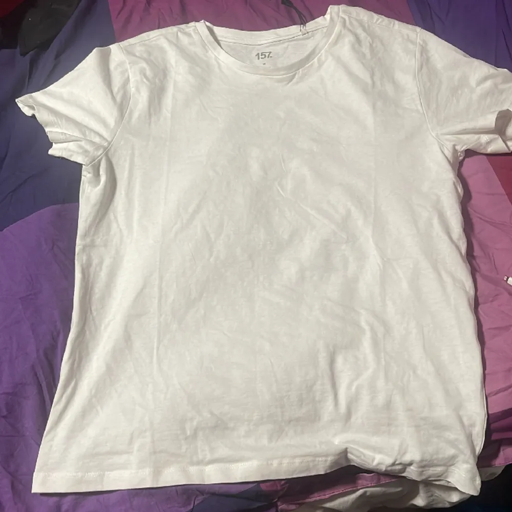 T-shirten är oanvänd och köpt en vecka sedan. Den är ren och har inga fläckar.  Storlek: M Passar på båda tjejer ock killar den är även lite oversized.. T-shirts.