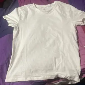 T-shirten är oanvänd och köpt en vecka sedan. Den är ren och har inga fläckar.  Storlek: M Passar på båda tjejer ock killar den är även lite oversized.