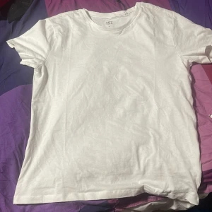 Ny och oanvänd vit T-shirt - T-shirten är oanvänd och köpt en vecka sedan. Den är ren och har inga fläckar.  Storlek: M Passar på båda tjejer ock killar den är även lite oversized.