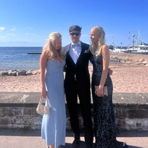 Balklänning  - Säljer nu min superfina balklänning från dressroom linne, använd 1 gång.  Finns även så att man kan fästa upp släpet. 