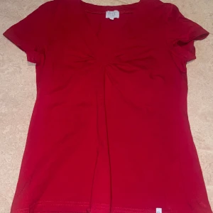 Röd topp - Jätte fin röd topp. Använd endast en gång och är i perfekt skick. 