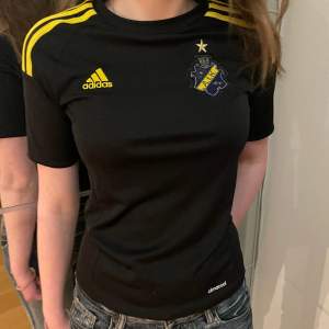 AIK tröja i storlek 158 men passar även som xs💓