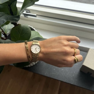 Klocka rund - Klocka från Moretime. Den har batteri och är kortad för att passa mig, men bitarna följer med som går att sätta på igen om den skulle va förliten. Klockan är 5bar i vattentålighet (går att duscha med). Knappt använt så väldigt fint skick. Nypris:800kr