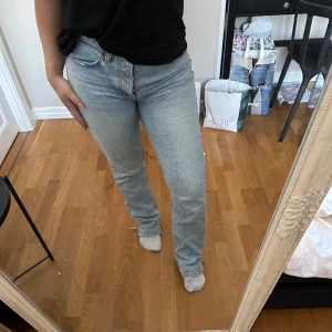Zara blåa jeans - Säljer ett par raka jeans i ljustvätt från zara. Väl använda. Passar bra men har slitningar då jag har korta ben