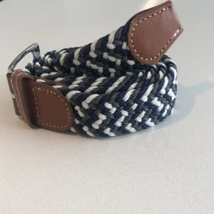 Flätat bälte grå blå vit - Flätat bälte grå blå vit | stretch och anpassningsbar till alla storlekar | helt nytt aldrig använt | skriv om du har frågor.