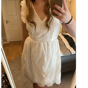 Studentklänning - Säljer min vita studentklänning som jag hade som extra i juni🫶🏼 endast använd på min mottagning så därför i superbra skick!! Öppen rygg med knytning där bak. Storlek 38!!