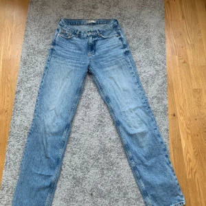 Jeans - Midwaisted jeans från Gina tricot. Välanvända men har blivit för korta för mig som 172 cm lång 