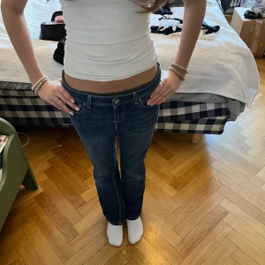 Boot low waist jeans  - Hej säljer ett par jätte fina lågmidjade bootcut jeans, köpta i New York. Jag är öppen för byten. Passar ngn som är ca 165 de är strl 24/25 passar nog en liten 26