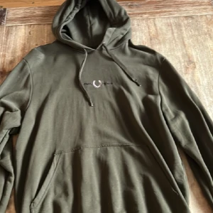 Flera olika modeller på fred Perry hoodies Strl L - Tar 300kr styck äkta fred Perry hoodies använda minimalt. Väldigt fint skick