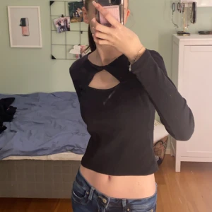 Svart Topp - Säljer dessa pga att den inte används, original pris: 134 (REA), säljer för 50 inkl frakt 📦 Storlek: S! Kom priv för frågor 🪽