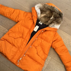 Lempelius  - Helt ny Lempelius dunjacka med avtagbar päls! I en fantastisk orange färg!! Jackan är lightweight men så varm!  (Nypris ca 9000:-)