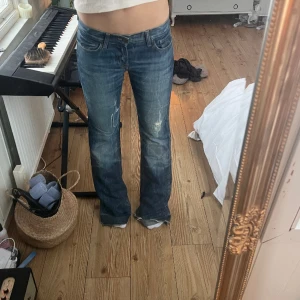 Lågmidjade jeans - Helt perfekta lågmidjade utsvängda och långa jeans! Har tyvärr inga bilder med dem på då de är för små men måtten är: midjemåttet: 36cm, innerbensmått: 88cm. Liten fläck på sidan, hör av er för bild. Hör av er vid frågor!