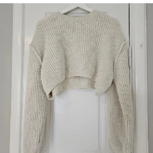 Stickad tröja - Stickad tröja från chiquelle som använts ca 3 gånger. Fortfarande i mycket fint skick. Köpt för ca 450 kr