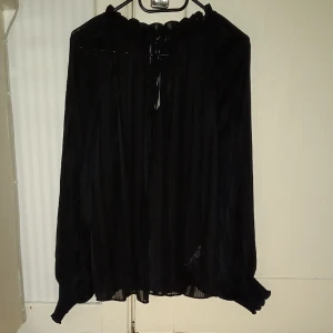 Tröja, oanvänd  - Tröja, genomskinlig, oversized. Oanvänd.