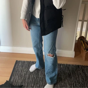 Raka blåa jeans  - Raka blåa jeans med hål på ena knät. Nyskick🤍
