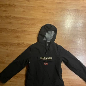 Napapijri - Hej säljer min jacka ljust för att den har blivit förlåten. Använd 2 till 3 gånger väldigt bra skick. Hör av er om ni har några frågor 🙌🏻